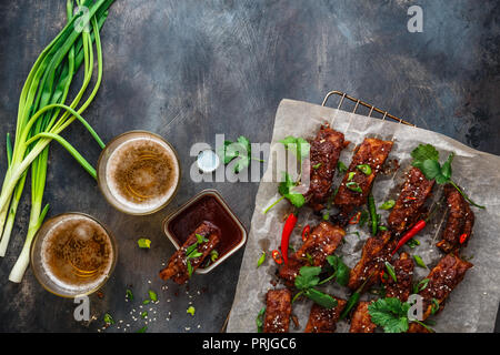 Hot barbecue Rippen mit hoisin Sauce und Bier, Kopie Raum Stockfoto