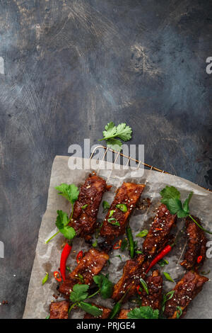 Blick von oben auf die barbecue Rippen mit Chili und Koriander, kopieren Raum Stockfoto