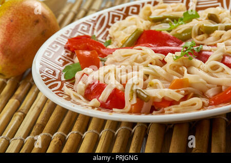 Veg Schezwan Nudeln Schezwan Küche, Asien chinesische Küche, Traditionelle verschiedene Gerichte, Ansicht von oben. Stockfoto