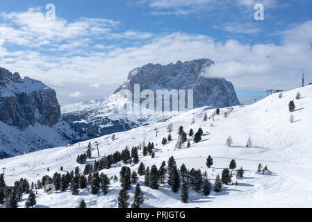 Blick von Plan de Gralba nach Gröden Skigebiet im Winter, in der Nähe von Bozen, Südtirol, Italien Stockfoto