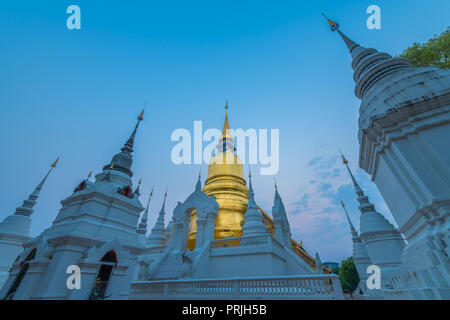 Der goldene Turm oder Pagode von Wat Suan Dok, wo alte Chiang Mai Gouverneure Friedhof in derselben Anlage befindet. Stockfoto