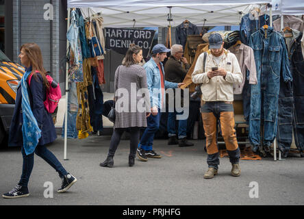 Liebhaber von Denim durchsuchen Kleidung und Accessoires zu einer Spezialität Street Fair in New York am Sonntag, 23. September 2018. (Â© Richard B. Levine) Stockfoto