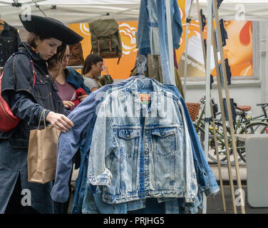 Liebhaber von Denim durchsuchen Kleidung und Accessoires zu einer Spezialität Street Fair in New York am Sonntag, 23. September 2018. (Â© Richard B. Levine) Stockfoto