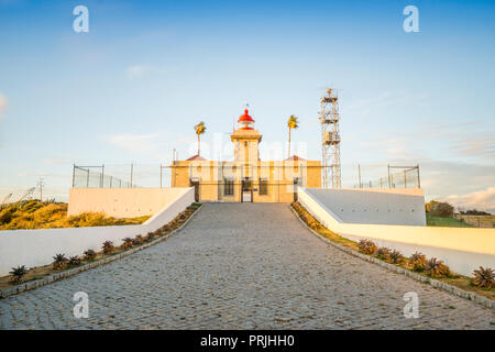 Leuchtturm bei Sonnenuntergang auf der Ponta da Piedade, Lagos, Algarve, Portugal Stockfoto