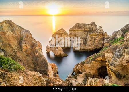 Klippen und Bögen in Ponta da Piedade bei Sonnenaufgang, Lagos, Algarve, Portugal Stockfoto