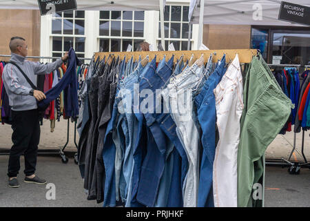 Liebhaber von Denim durchsuchen Kleidung und Accessoires zu einer Spezialität Street Fair in New York am Sonntag, 23. September 2018. (Â© Richard B. Levine) Stockfoto