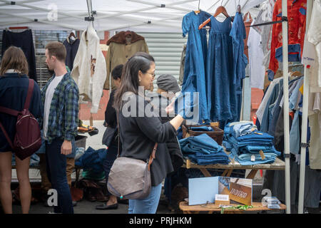 Liebhaber von Denim durchsuchen Kleidung und Accessoires zu einer Spezialität Street Fair in New York am Sonntag, 23. September 2018. (Â© Richard B. Levine) Stockfoto