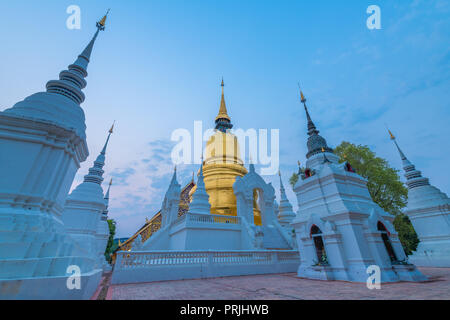 Der goldene Turm oder Pagode von Wat Suan Dok, wo alte Chiang Mai Gouverneure Friedhof in derselben Anlage befindet. Stockfoto