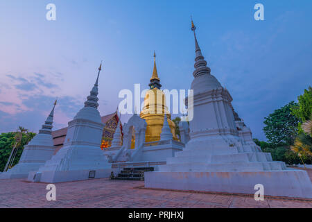 Der goldene Turm oder Pagode von Wat Suan Dok, wo alte Chiang Mai Gouverneure Friedhof in derselben Anlage befindet. Stockfoto