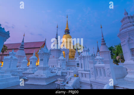 Der goldene Turm oder Pagode von Wat Suan Dok, wo alte Chiang Mai Gouverneure Friedhof in derselben Anlage befindet. Stockfoto