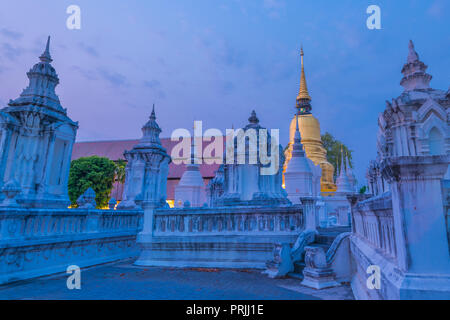 Der goldene Turm oder Pagode von Wat Suan Dok, wo alte Chiang Mai Gouverneure Friedhof in derselben Anlage befindet. Stockfoto