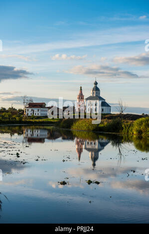 Abgebrochener Kirche reflektiert in der Kamenka Fluss, Suzdal, Goldener Ring, Russland Stockfoto