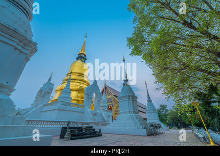 Der goldene Turm oder Pagode von Wat Suan Dok, wo alte Chiang Mai Gouverneure Friedhof in derselben Anlage befindet. Stockfoto