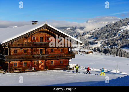 Schneeschuhwanderer, alter Bauernhof, Kabine, Gruberberg, Hopfgarten, Kitzbüheler Alpen, Tirol, Österreich anmelden Stockfoto