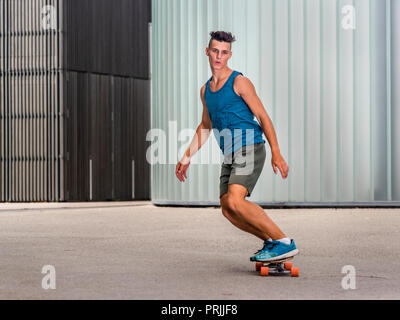 Teenager, 17 Jahre, Fahrten Longboard, Deutschland Stockfoto