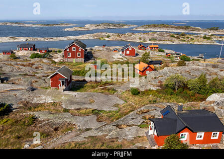 Rote Holzhäuser an der felsigen Küste, Stockholmer Schären, Huvudskär Archipel Insel, Schweden Stockfoto