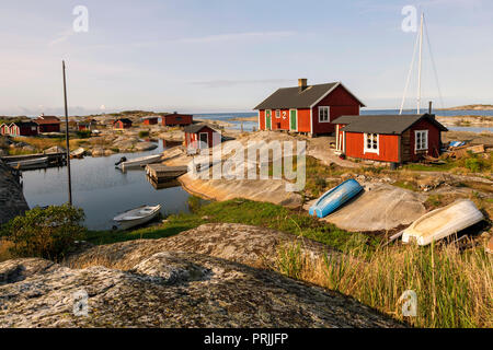 Rote Holzhäuser an der felsigen Küste, Stockholmer Schären, Huvudskär Archipel Insel, Schweden Stockfoto