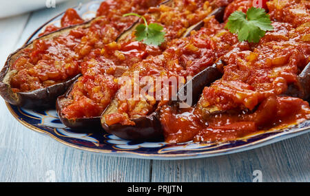 Garniyarikh, Fleisch, Knoblauch, Kräuter und Tomaten gefüllte Auberginen, aserbaidschanische Küche, Traditionelle verschiedene Gerichte, Ansicht von oben. Stockfoto