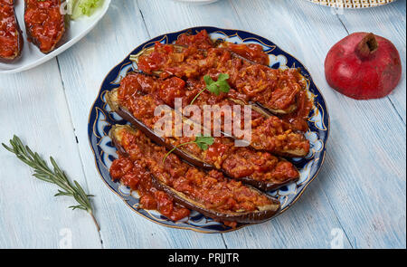 Garniyarikh, Fleisch, Knoblauch, Kräuter und Tomaten gefüllte Auberginen, aserbaidschanische Küche, Traditionelle verschiedene Gerichte, Ansicht von oben. Stockfoto