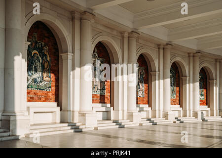 Fatima, Portugal - Sept 27, 2018: Heiligtum von Fatima, Portugal. Basilika Unserer Lieben Frau vom Rosenkranz von und durch die kolonnade gesehen. Wichtig Mar Stockfoto