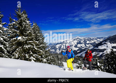 Schneeschuhwanderer, hohe Berge Gletscher, Kelchsau, hinter der Hohen Salve, Kitzbüheler Alpen, Tirol, Österreich Stockfoto