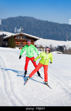 Langläufer am Penningberg, Hopfgarten, Kitzbüheler Alpen, Tirol, Österreich Stockfoto