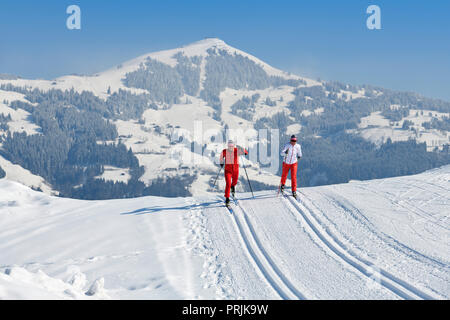 Langläufer am Penningberg mit Ausblick auf die Hohe Salve, Hopfgarten, Kitzbüheler Alpen, Tirol, Österreich Stockfoto