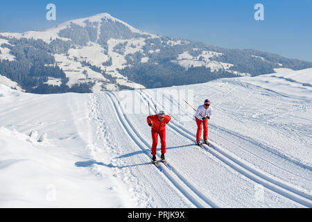 Langläufer am Penningberg mit Ausblick auf die Hohe Salve, Hopfgarten, Kitzbüheler Alpen, Tirol, Österreich Stockfoto