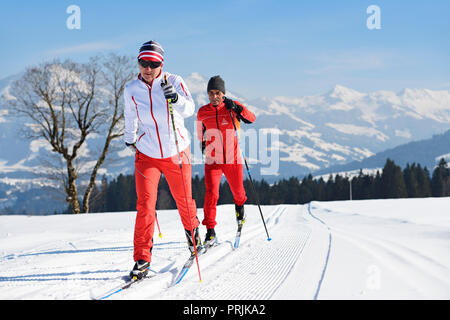 Langläufer am Penningberg mit Ausblick auf die Hohe Salve, Hopfgarten, Kitzbüheler Alpen, Tirol, Österreich Stockfoto