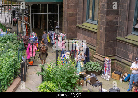 Käufer suchen Sie nach Schnäppchen im Hof einer Kirche Flohmarkt im New Yorker Stadtteil Greenwich Village am Samstag, 22. September 2018. (© Richard B. Levine) Stockfoto