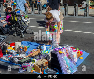 Käufer suchen Sie nach Schnäppchen auf der humongous Penn Süden Flohmarkt im New Yorker Stadtteil Chelsea am Samstag, 22. September 2018. Der Flohmarkt erscheint wie Brigadoon, nur einmal im Jahr, und die Bewohner der 20 Gebäude Penn Süden Genossenschaften haben einen Schrank Reinigung Extravaganza. Käufer aus der ganzen Stadt kommen zum Flohmarkt, zieht Tausende auf der Durchreise. (Â© Richard B. Levine) Stockfoto