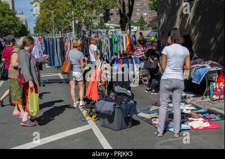 Käufer suchen Sie nach Schnäppchen auf der humongous Penn Süden Flohmarkt im New Yorker Stadtteil Chelsea am Samstag, 22. September 2018. Der Flohmarkt erscheint wie Brigadoon, nur einmal im Jahr, und die Bewohner der 20 Gebäude Penn Süden Genossenschaften haben einen Schrank Reinigung Extravaganza. Käufer aus der ganzen Stadt kommen zum Flohmarkt, zieht Tausende auf der Durchreise. (Â© Richard B. Levine) Stockfoto