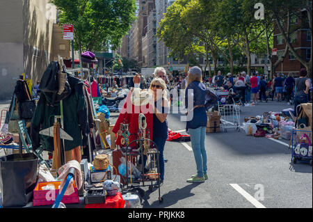 Käufer suchen Sie nach Schnäppchen auf der humongous Penn Süden Flohmarkt im New Yorker Stadtteil Chelsea am Samstag, 22. September 2018. Der Flohmarkt erscheint wie Brigadoon, nur einmal im Jahr, und die Bewohner der 20 Gebäude Penn Süden Genossenschaften haben einen Schrank Reinigung Extravaganza. Käufer aus der ganzen Stadt kommen zum Flohmarkt, zieht Tausende auf der Durchreise. (Â© Richard B. Levine) Stockfoto