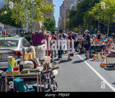 Käufer suchen Sie nach Schnäppchen auf der humongous Penn Süden Flohmarkt im New Yorker Stadtteil Chelsea am Samstag, 22. September 2018. Der Flohmarkt erscheint wie Brigadoon, nur einmal im Jahr, und die Bewohner der 20 Gebäude Penn Süden Genossenschaften haben einen Schrank Reinigung Extravaganza. Käufer aus der ganzen Stadt kommen zum Flohmarkt, zieht Tausende auf der Durchreise. (© Richard B. Levine) Stockfoto
