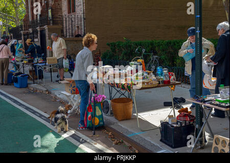 Käufer suchen Sie nach Schnäppchen auf der humongous Penn Süden Flohmarkt im New Yorker Stadtteil Chelsea am Samstag, 22. September 2018. Der Flohmarkt erscheint wie Brigadoon, nur einmal im Jahr, und die Bewohner der 20 Gebäude Penn Süden Genossenschaften haben einen Schrank Reinigung Extravaganza. Käufer aus der ganzen Stadt kommen zum Flohmarkt, zieht Tausende auf der Durchreise. (Â© Richard B. Levine) Stockfoto