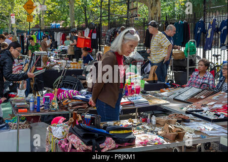 Käufer suchen Sie nach Schnäppchen auf der humongous Penn Süden Flohmarkt im New Yorker Stadtteil Chelsea am Samstag, 22. September 2018. Der Flohmarkt erscheint wie Brigadoon, nur einmal im Jahr, und die Bewohner der 20 Gebäude Penn Süden Genossenschaften haben einen Schrank Reinigung Extravaganza. Käufer aus der ganzen Stadt kommen zum Flohmarkt, zieht Tausende auf der Durchreise. (Â© Richard B. Levine) Stockfoto
