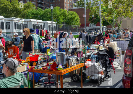 Käufer suchen Sie nach Schnäppchen auf der humongous Penn Süden Flohmarkt im New Yorker Stadtteil Chelsea am Samstag, 22. September 2018. Der Flohmarkt erscheint wie Brigadoon, nur einmal im Jahr, und die Bewohner der 20 Gebäude Penn Süden Genossenschaften haben einen Schrank Reinigung Extravaganza. Käufer aus der ganzen Stadt kommen zum Flohmarkt, zieht Tausende auf der Durchreise. (Â© Richard B. Levine) Stockfoto