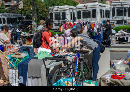Käufer suchen Sie nach Schnäppchen auf der humongous Penn Süden Flohmarkt im New Yorker Stadtteil Chelsea am Samstag, 22. September 2018. Der Flohmarkt erscheint wie Brigadoon, nur einmal im Jahr, und die Bewohner der 20 Gebäude Penn Süden Genossenschaften haben einen Schrank Reinigung Extravaganza. Käufer aus der ganzen Stadt kommen zum Flohmarkt, zieht Tausende auf der Durchreise. (Â© Richard B. Levine) Stockfoto