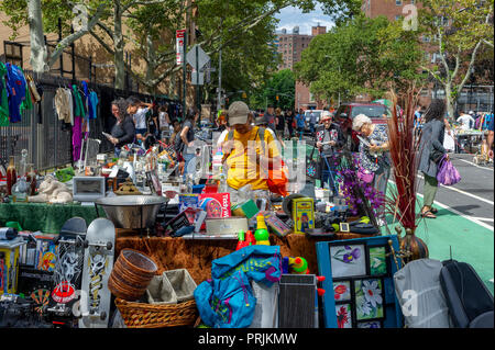 Käufer suchen Sie nach Schnäppchen auf der humongous Penn Süden Flohmarkt im New Yorker Stadtteil Chelsea am Samstag, 22. September 2018. Der Flohmarkt erscheint wie Brigadoon, nur einmal im Jahr, und die Bewohner der 20 Gebäude Penn Süden Genossenschaften haben einen Schrank Reinigung Extravaganza. Käufer aus der ganzen Stadt kommen zum Flohmarkt, zieht Tausende auf der Durchreise. (Â© Richard B. Levine) Stockfoto