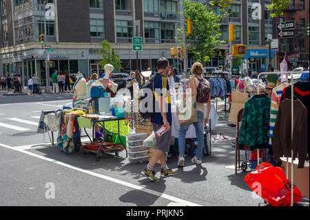 Käufer suchen Sie nach Schnäppchen auf der humongous Penn Süden Flohmarkt im New Yorker Stadtteil Chelsea am Samstag, 22. September 2018. Der Flohmarkt erscheint wie Brigadoon, nur einmal im Jahr, und die Bewohner der 20 Gebäude Penn Süden Genossenschaften haben einen Schrank Reinigung Extravaganza. Käufer aus der ganzen Stadt kommen zum Flohmarkt, zieht Tausende auf der Durchreise. (© Richard B. Levine) Stockfoto