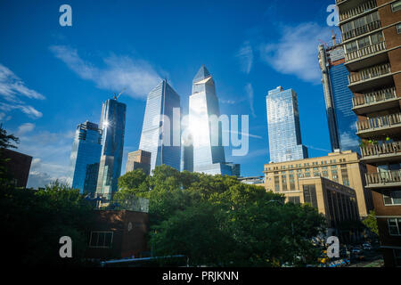 10 Hudson Yards, Mitte links, 30 Hudson Yards, Mitte rechts, und andere Entwicklung rund um die Hudson Yards in New York am Mittwoch, 26. September 2018. (© Richard B. Levine) Stockfoto
