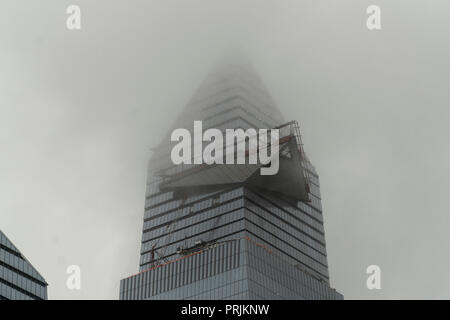 30 Hudson Yards, zeigen die auskragenden Aussichtsplattform im Bau, in Wolken gehüllt und nassen Wetter, in Hudson Yards in New York am Dienstag, 25. September 2018. (© Richard B. Levine) Stockfoto