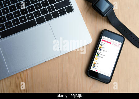 Blick von oben auf die Laptop, erobert und Smartphone mit Apple Musik App auf dem Bildschirm Stockfoto