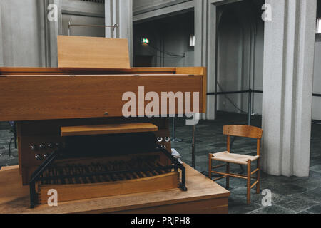 REYKJAVIK, Island - 22. JUNI 2018: Orgel Keyboard in der Hallgrímskirkja Kirche in Reykjavík Stockfoto