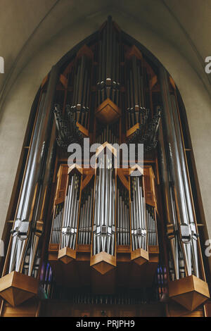 REYKJAVIK, Island - 22. JUNI 2018: Ansicht von unten Orgelpfeifen in der Hallgrímskirkja Kirche in Reykjavík Stockfoto