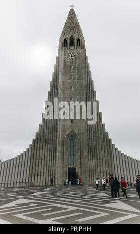 REYKJAVIK, Island - 22. JUNI 2018: die Fassade der Kirche Hallgrimskirkja und Platz mit vielen Touristen in Reykjavik. Stockfoto