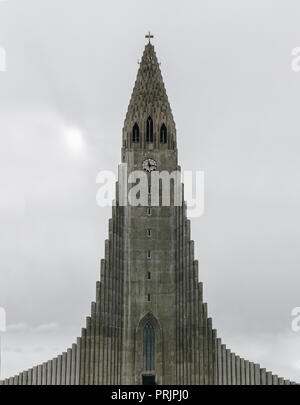 REYKJAVIK, Island - 22. JUNI 2018: Turm der schönen Kirche Hallgrimskirkja in Reykjavik an bewölkten Tag Stockfoto