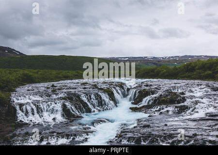 Luftbild des schönen Flusses Bruara Bruarfoss Wasserfall in Island Stockfoto