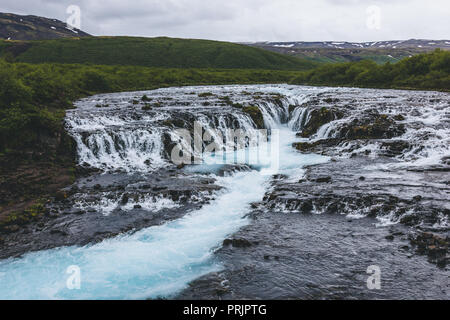 Luftbild des schönen Flusses Bruara Bruarfoss Wasserfall in Island Stockfoto