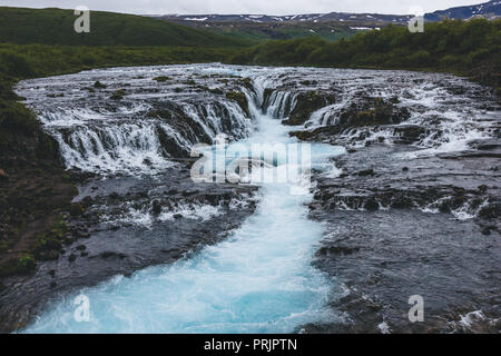 Luftbild des schönen Flusses Bruara Bruarfoss Wasserfall in Island Stockfoto